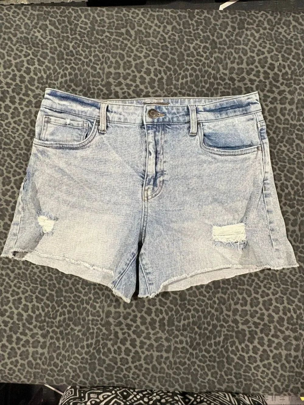 Kut From The Kloth Denim Shorts Size 8 Light Wash Distressed Raw Hem Stretch